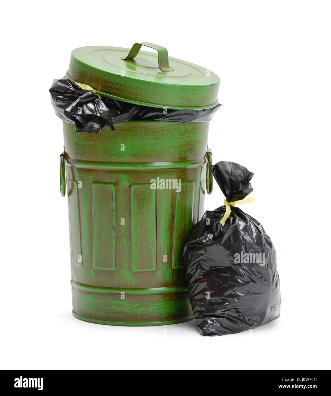 Voller grüner Abfallbehälter mit Müllbeutel, Isolated on White Background. Stockfoto