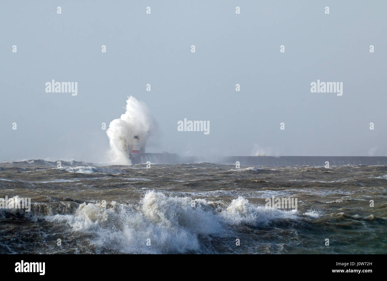 Newhaven Leuchtturm in East Sussex, bei windigem Wetter mit Wellen brechen über Leuchtturm Licht sichtbar. Stockfoto