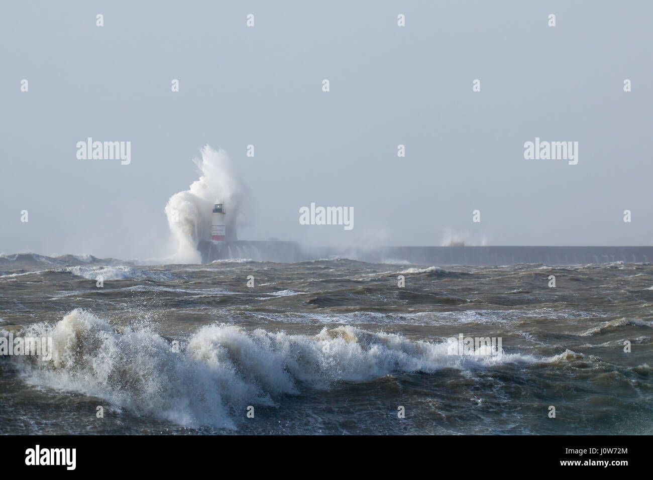 Newhaven Leuchtturm in East Sussex, bei windigem Wetter mit Wellen brechen über Leuchtturm Licht sichtbar. Stockfoto