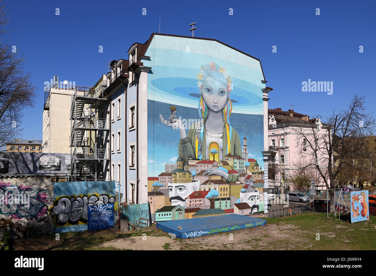 Street Art Malerei mit ukrainischen Mädchen auf einem Haus in Andriyivskyy Abstieg in Kiew Altstadt. Maler Oleksiy Kislov und Julien Malland Stockfoto