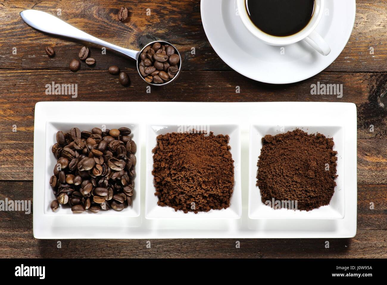Sortiment an verschiedene Kaffeeprodukte auf hölzernen Hintergrund Stockfoto