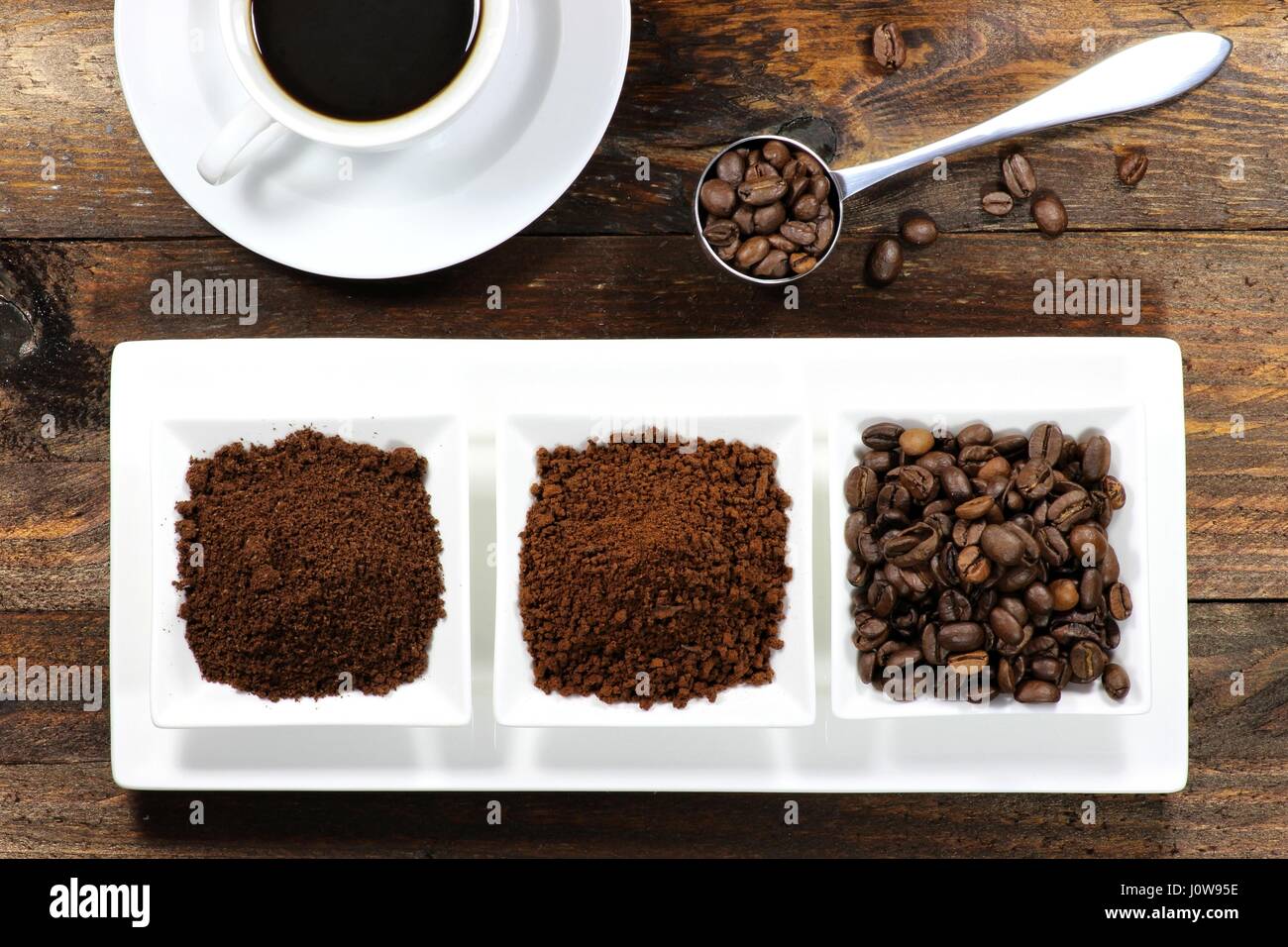 Sortiment an verschiedene Kaffeeprodukte auf hölzernen Hintergrund Stockfoto