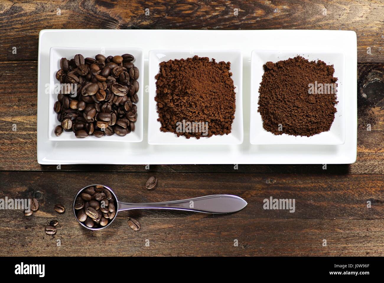 Sortiment an verschiedene Kaffeeprodukte auf hölzernen Hintergrund Stockfoto