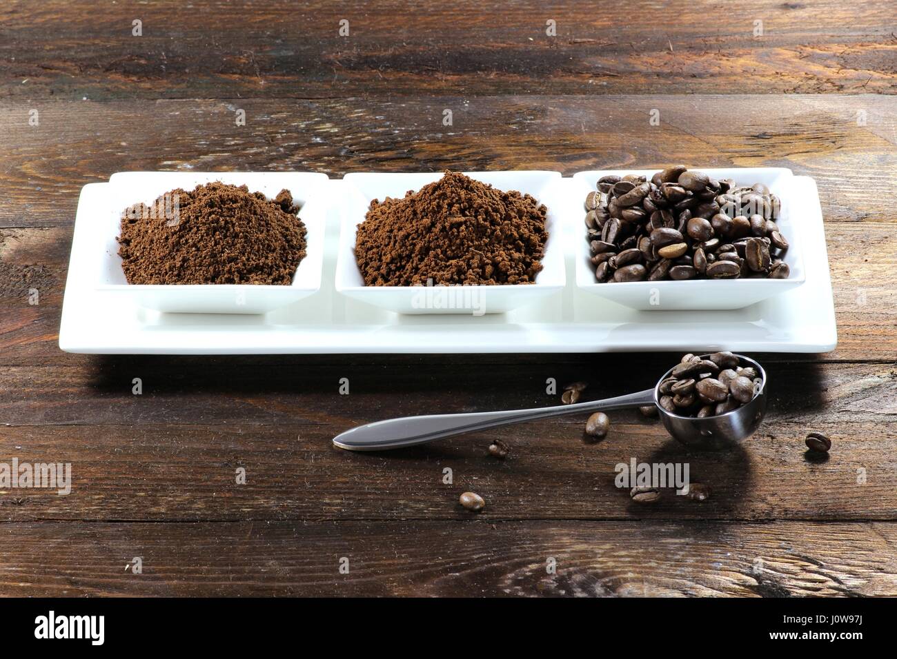Sortiment an verschiedene Kaffeeprodukte auf hölzernen Hintergrund Stockfoto