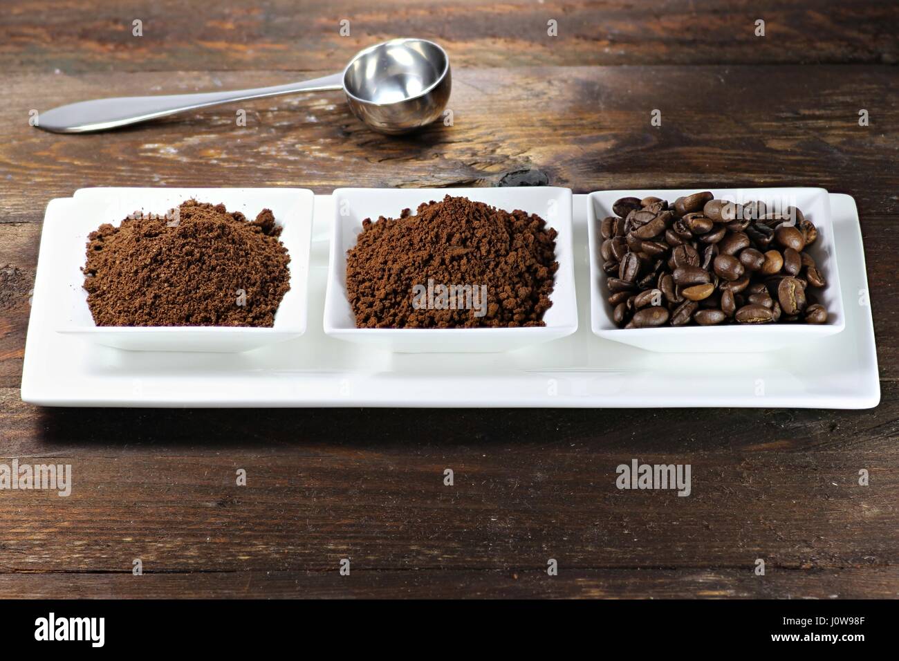 Sortiment an verschiedene Kaffeeprodukte auf hölzernen Hintergrund Stockfoto