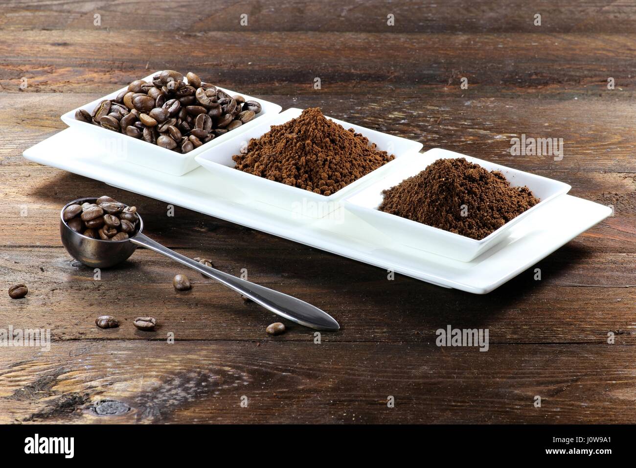 Sortiment an verschiedene Kaffeeprodukte auf hölzernen Hintergrund Stockfoto