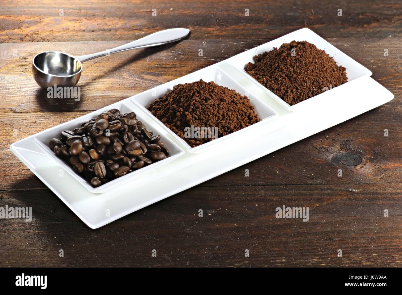 Sortiment an verschiedene Kaffeeprodukte auf hölzernen Hintergrund Stockfoto