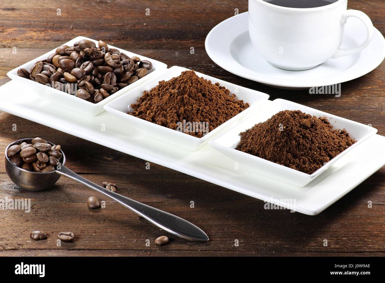 Sortiment an verschiedene Kaffeeprodukte auf hölzernen Hintergrund Stockfoto