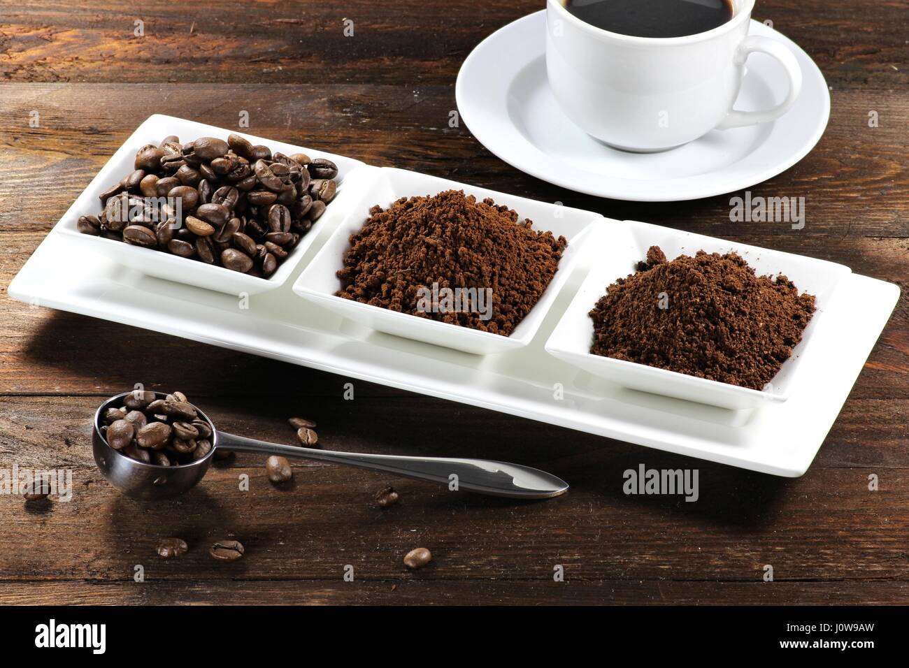 Sortiment an verschiedene Kaffeeprodukte auf hölzernen Hintergrund Stockfoto