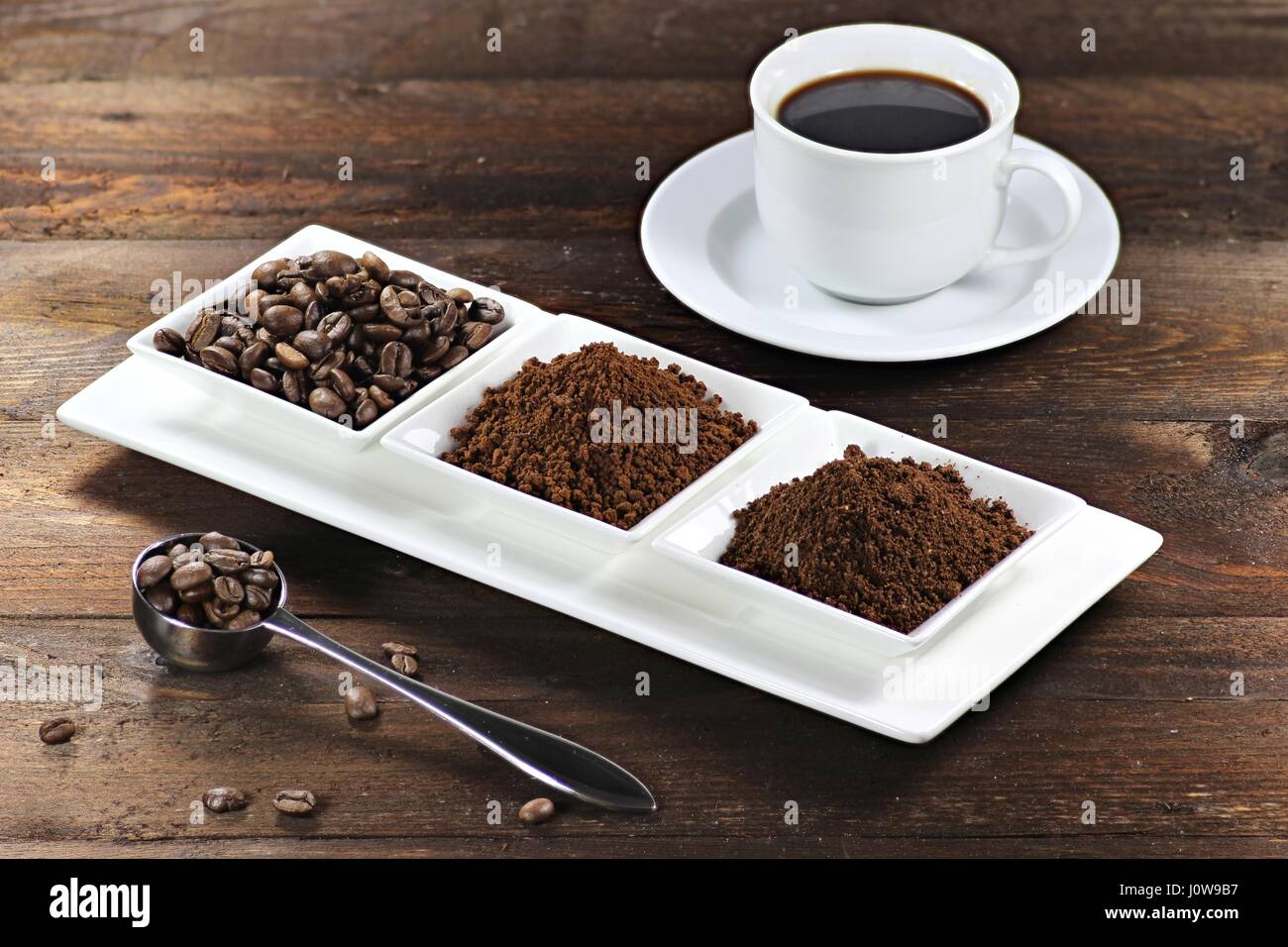 Sortiment an verschiedene Kaffeeprodukte auf hölzernen Hintergrund Stockfoto