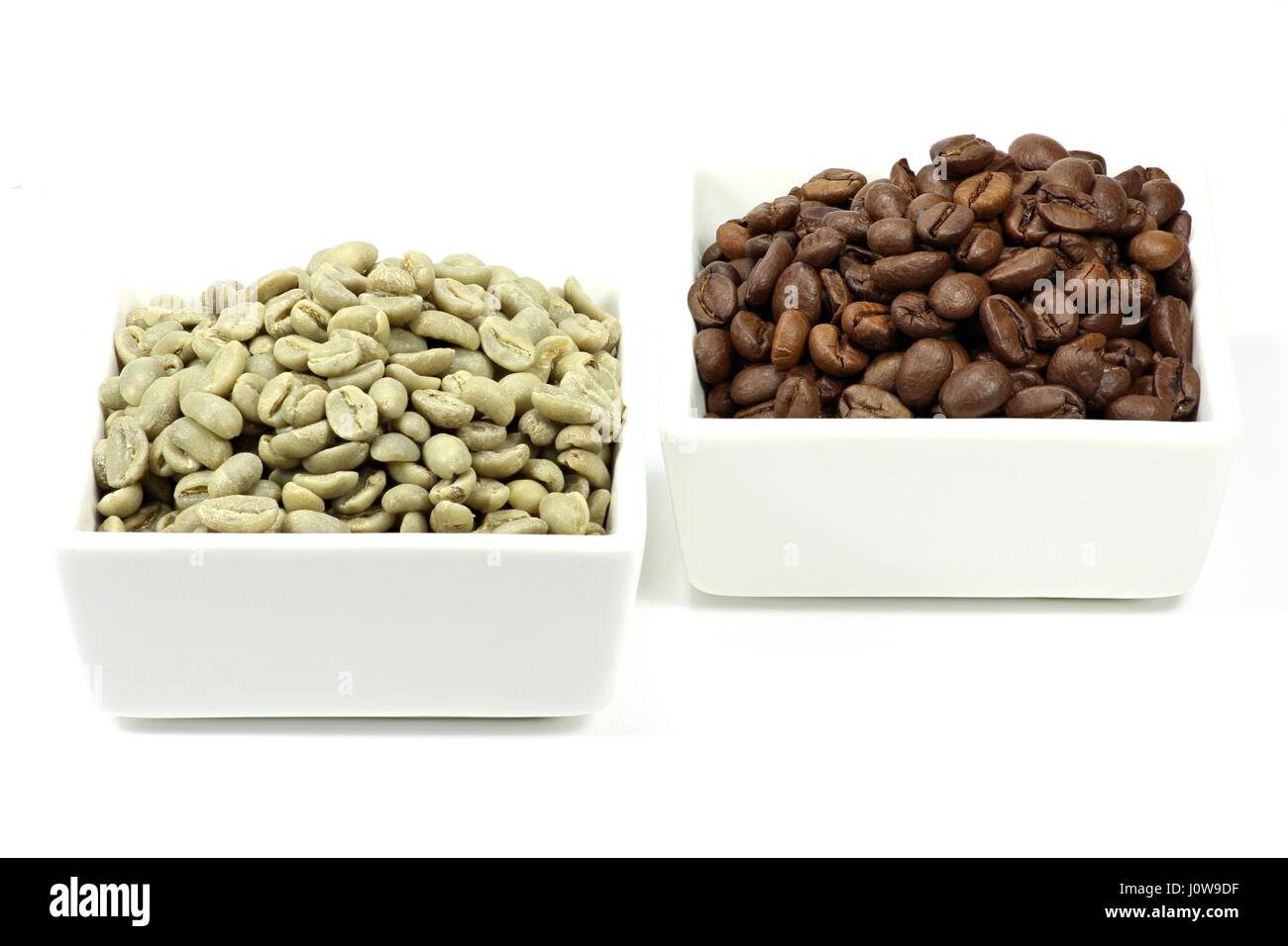 gerösteten und ungerösteten Kaffeebohnen Stockfoto