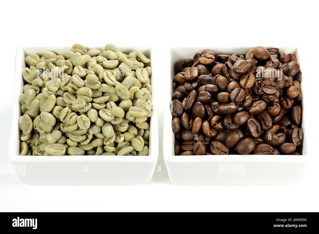 gerösteten und ungerösteten Kaffeebohnen Stockfoto