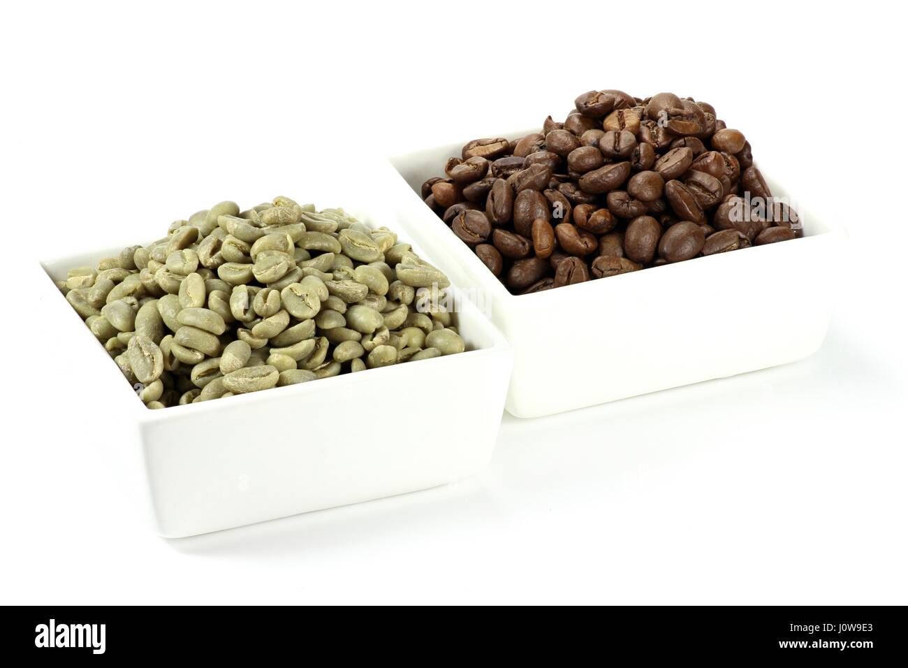gerösteten und ungerösteten Kaffeebohnen Stockfoto