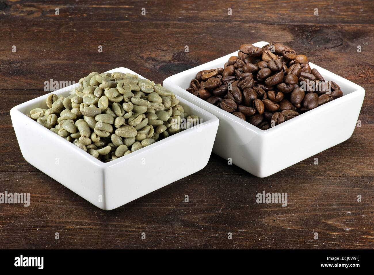 gerösteten und ungerösteten Kaffeebohnen Stockfoto