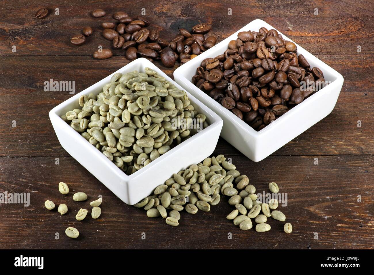 gerösteten und ungerösteten Kaffeebohnen Stockfoto