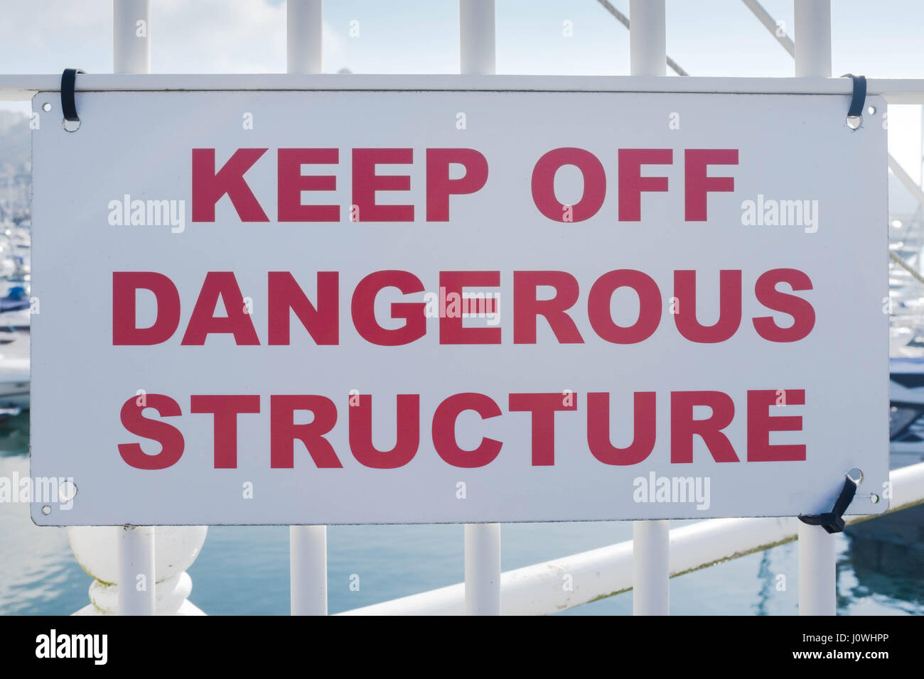 Farbbild der ein Schild mit der Aufschrift zu halten Off gefährliche Struktur in einem Hafen. Stockfoto