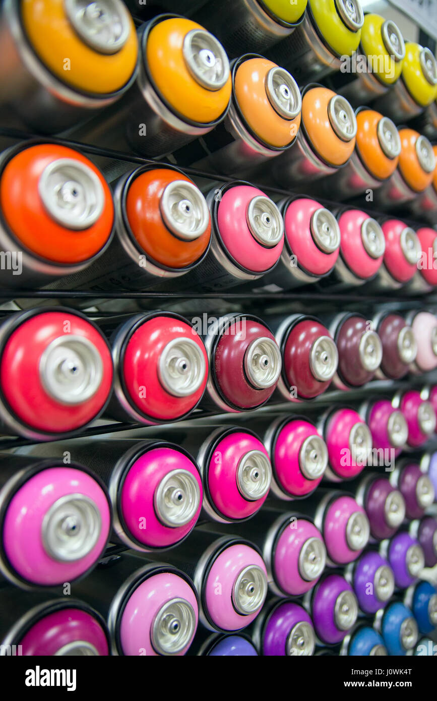 bunte Farbdosen stehen Zeilen auf einem Regal Stockfotografie - Alamy
