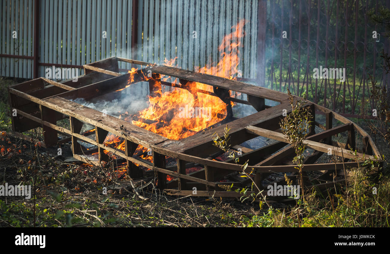 Brennende Holzboot Frame, Lagerfeuer im freien Stockfoto