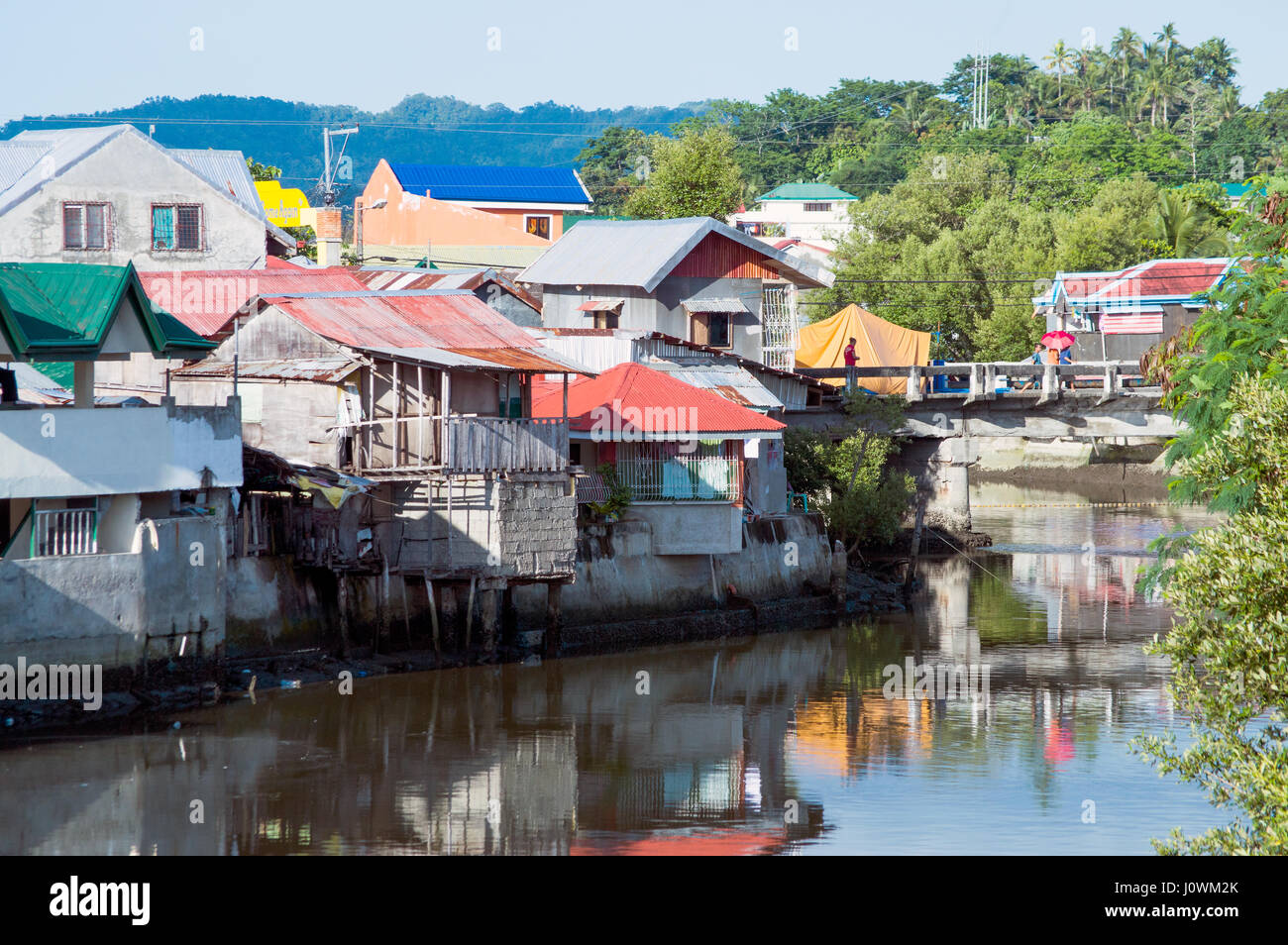 Gehäuse entlang Calbayog River, Calbayog, Samar, Philippinen Stockfoto