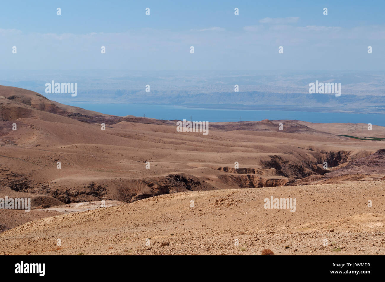 Jordanischen Wüste Landschaft mit Blick auf das Tote Meer, Salz-See, der Salzsee von Jordanien im Osten, Israel und Palästina im Westen grenzt Stockfoto