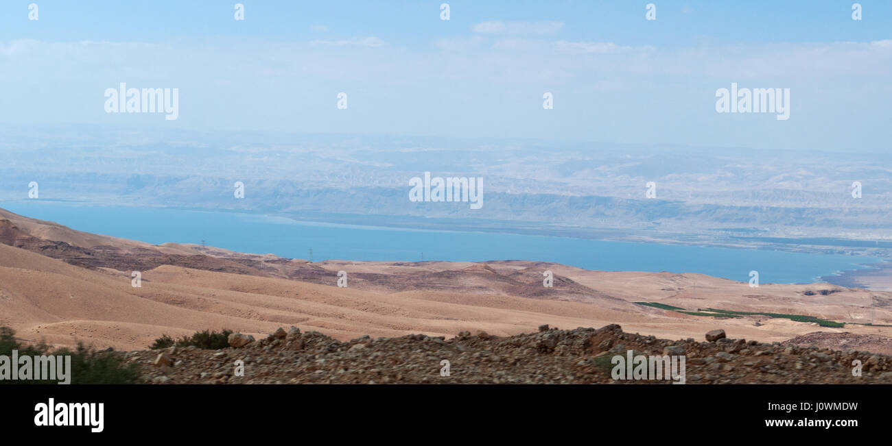 Jordanischen Wüste Landschaft mit Blick auf das Tote Meer, Salz-See, der Salzsee von Jordanien im Osten, Israel und Palästina im Westen grenzt Stockfoto