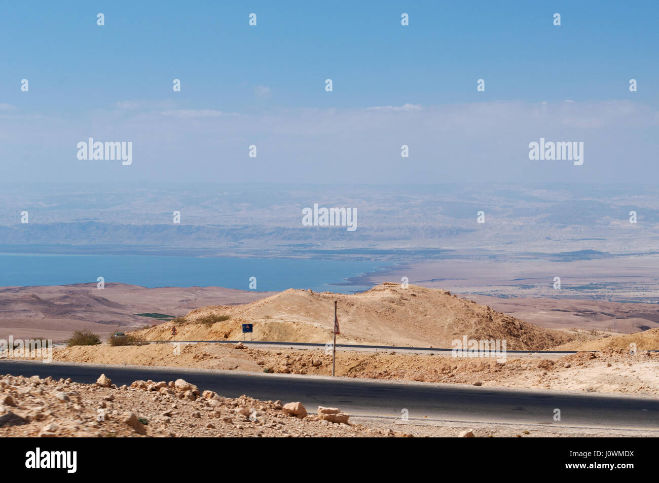 Jordanischen Wüste Landschaft mit Blick auf das Tote Meer, Salz-See, der Salzsee von Jordanien im Osten, Israel und Palästina im Westen grenzt Stockfoto