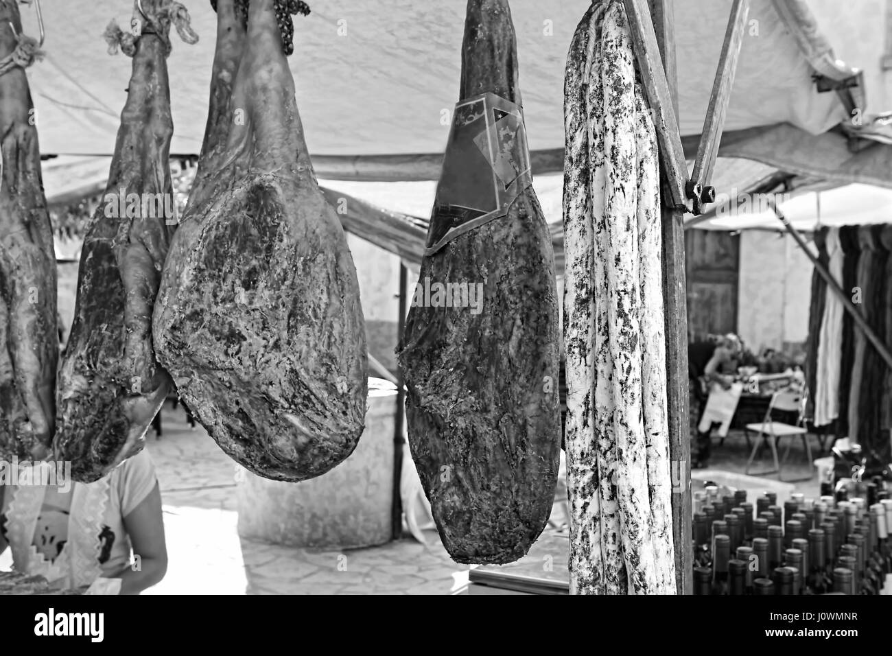 Traditionelle spanische Beine Schinken und Rotwein auf Lebensmittelmarkt Stockfoto