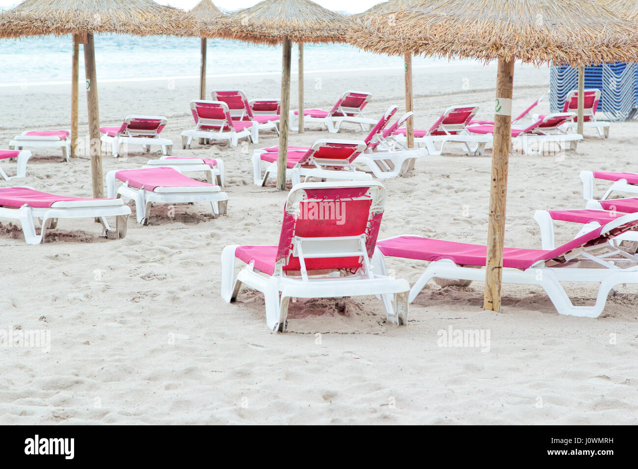 Rosa Liegestühle am Strand von Pallma de Mallorca, Spanien Stockfotografie  - Alamy