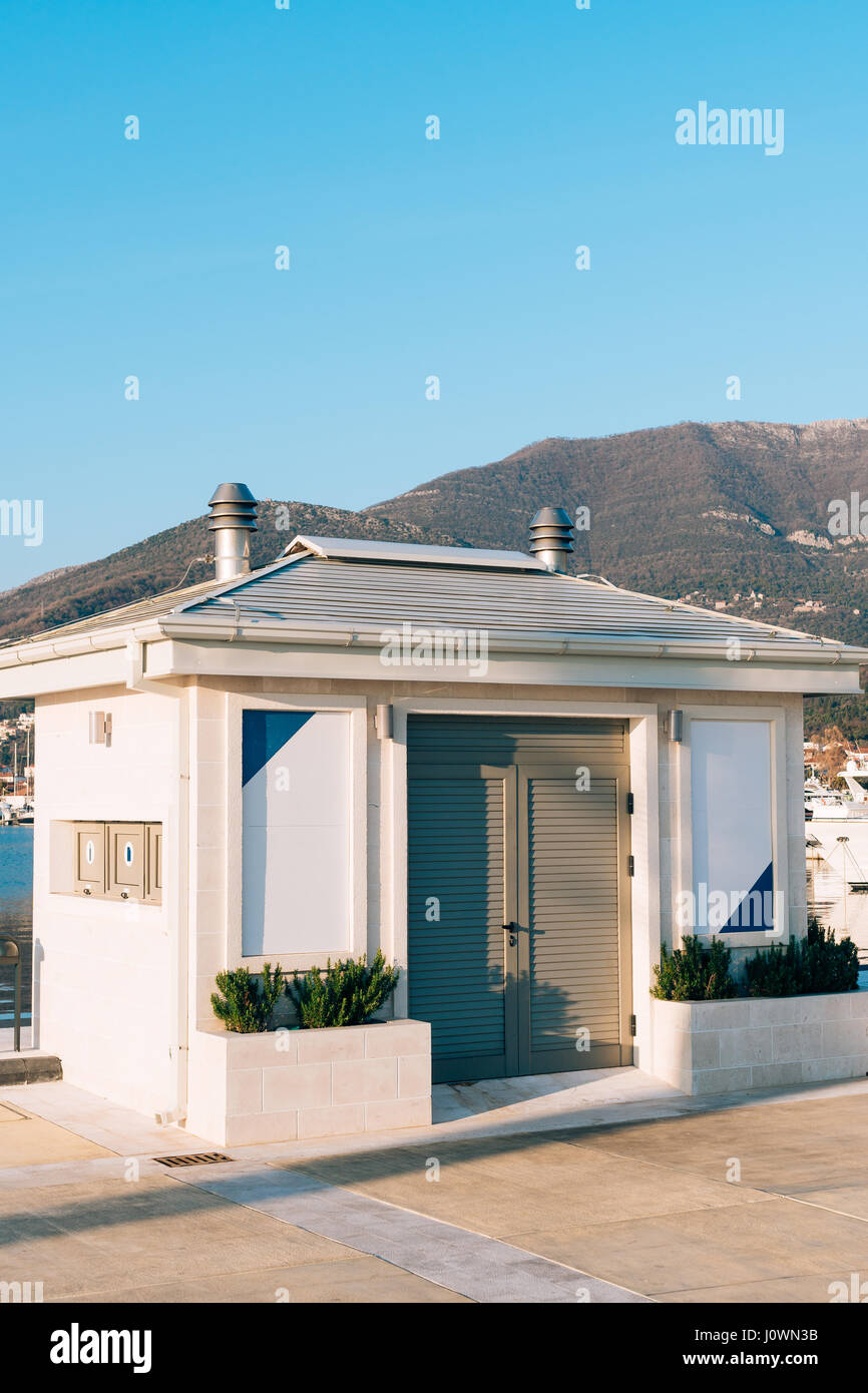 Weiße Transformator box in der Marina für Yachten Porto Montenegro, Montenegro. Stockfoto