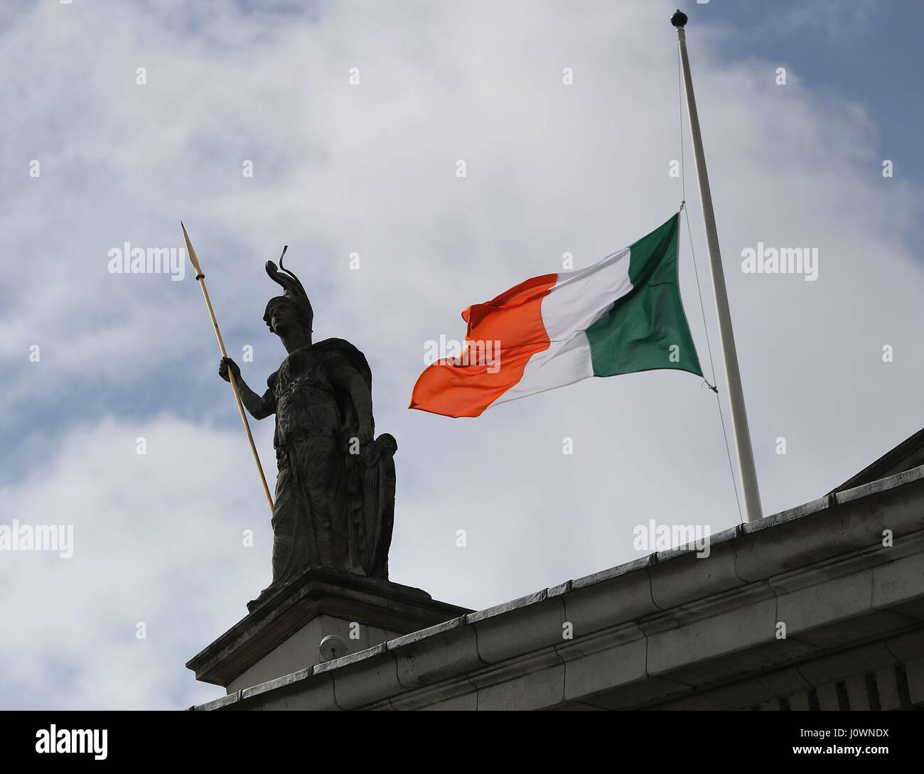 Die irische Trikolore fliegt während einer Zeremonie anlässlich des 101. Jahrestages des Osteraufstands 1916 vor dem GPO in der OConnell Street, Dublin, am halben Mast. Stockfoto