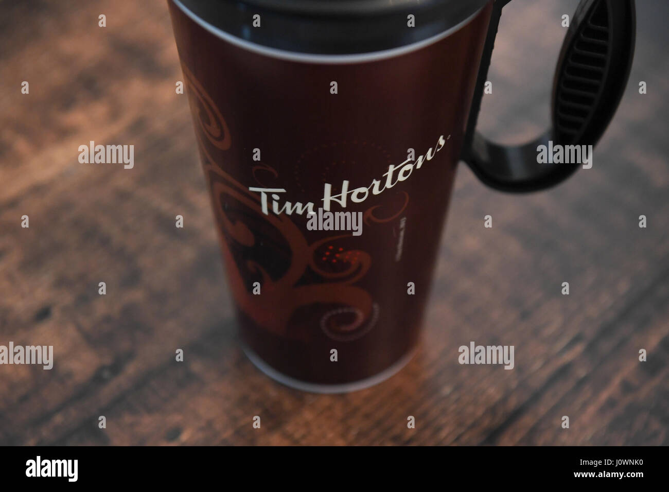 Tim Hortons Kaffee Becher auf einem Holztisch Stockfoto