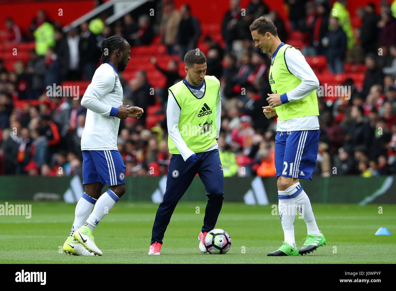 Chelseas Victor Moses (L - R) Chelseas Eden Hazard und Chelseas Nemanja Matic aufzuwärmen, bevor der Premier League match im Old Trafford, Manchester. Stockfoto