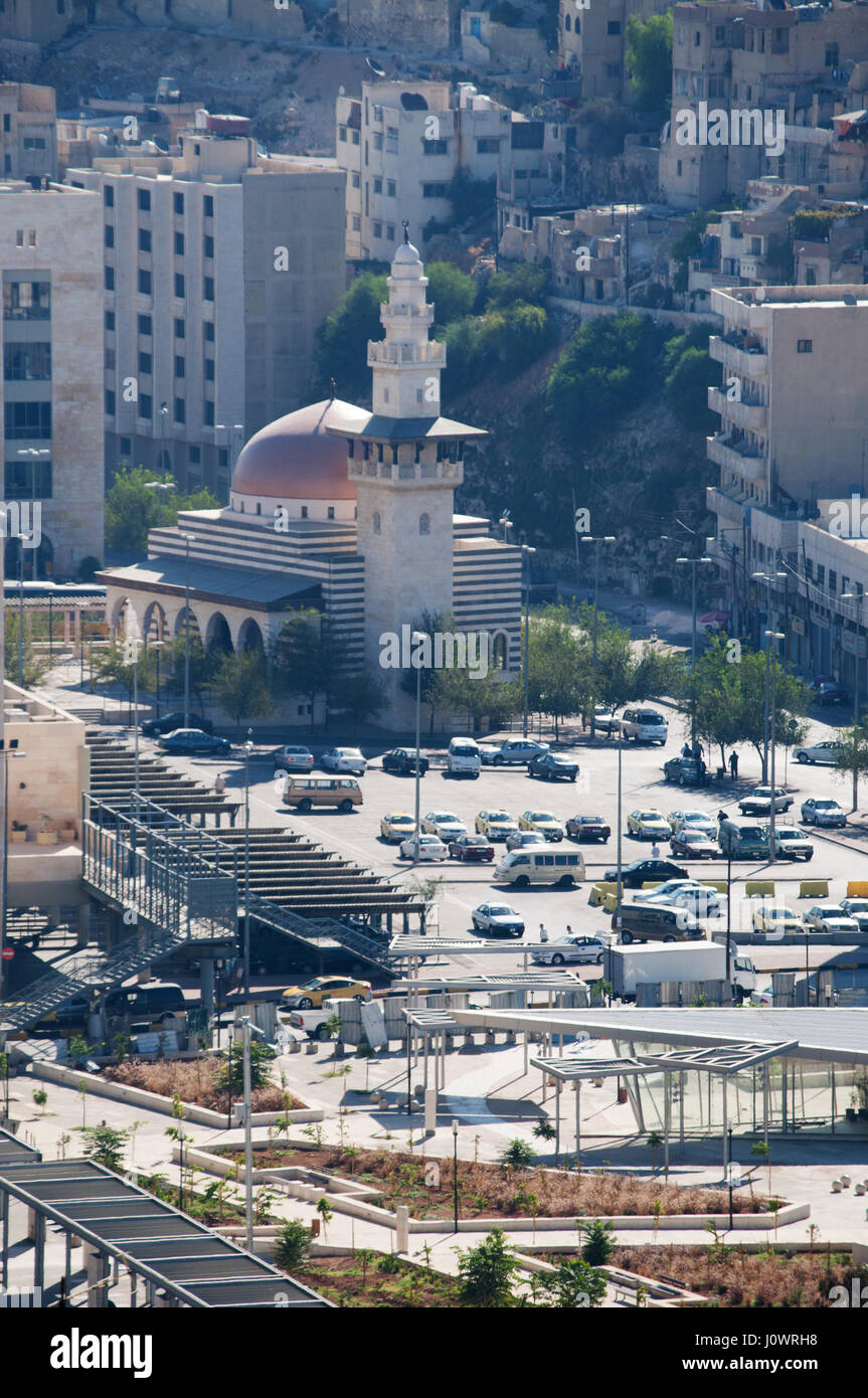 Jordanien: die Skyline von Amman, die Hauptstadt und bevölkerungsreichste Stadt des Haschemitischen Königreichs Jordanien, mit den Gebäuden, die Paläste und Häuser Stockfoto