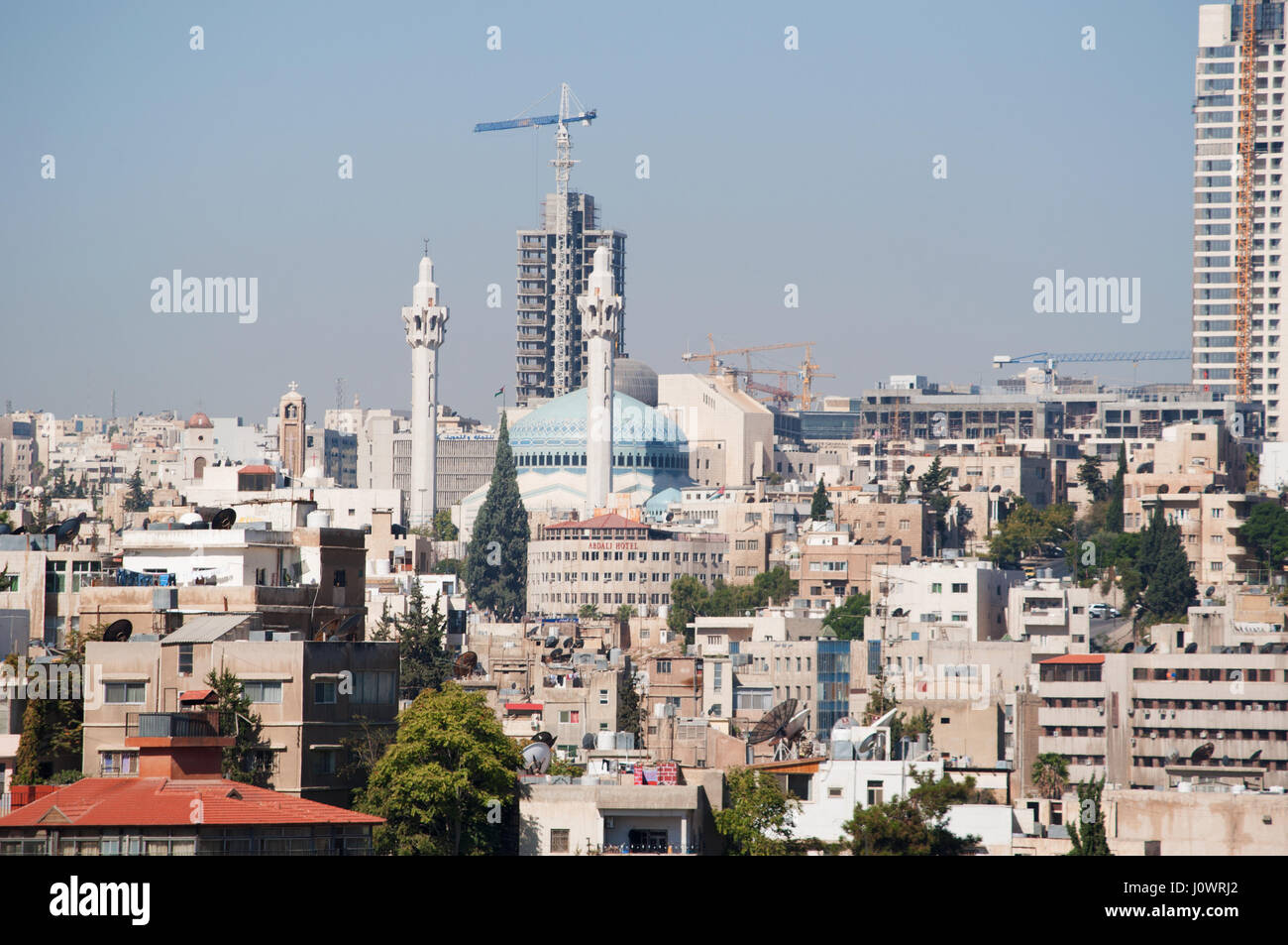 Jordanien: die Skyline von Amman, die Hauptstadt und bevölkerungsreichste Stadt des Haschemitischen Königreichs Jordanien, mit den Gebäuden, die Paläste und Häuser Stockfoto