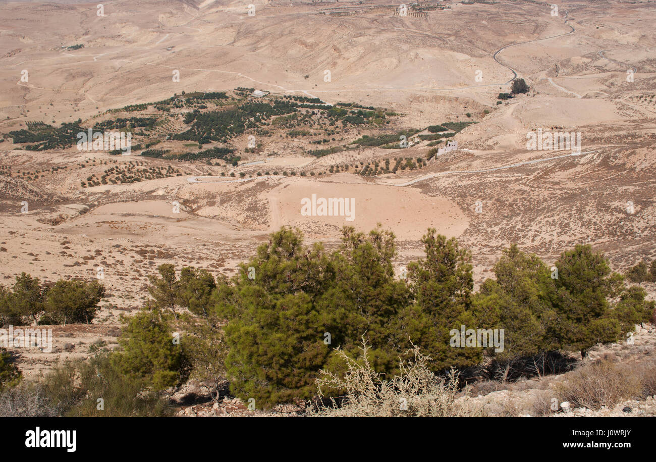 Jordanische und Wüste Landschaft mit der kurvenreichen Straße zum Berg Nebo in der hebräischen Bibel den Ort, wo Moses einen Blick auf das gelobte Land gewährt wurde Stockfoto