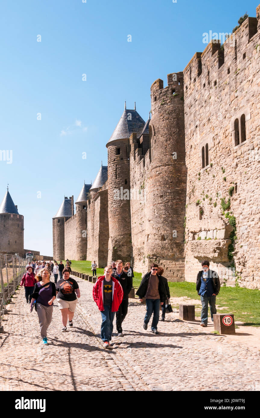 Besucher, die Befestigungen der alten Cite Carcassonne im le Midi, Südfrankreich, von Eugène Viollet-le-Duc restauriert. Stockfoto