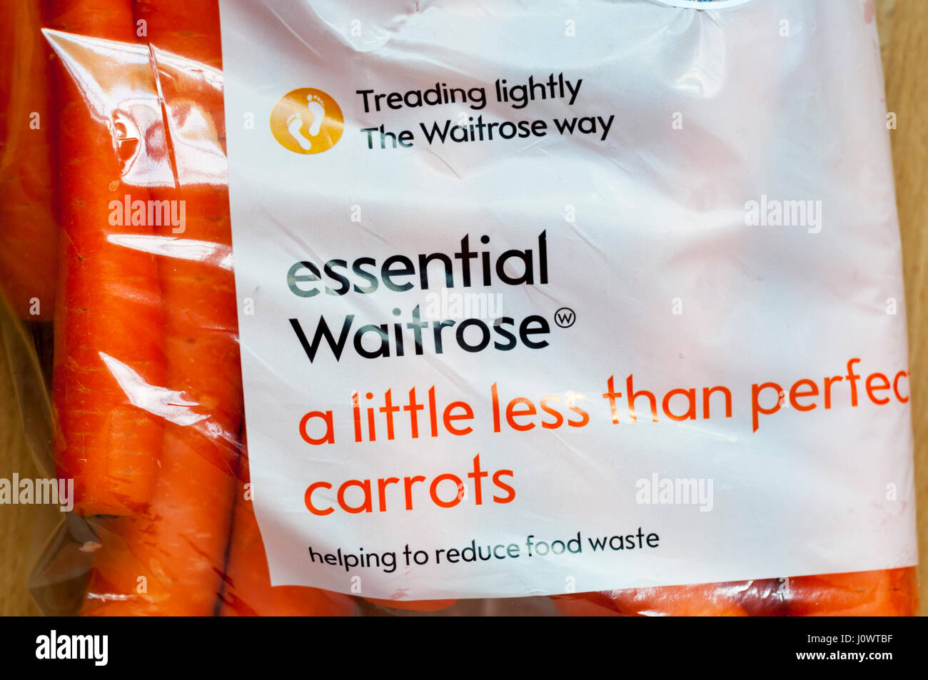 Ein Beutel von Waitrose ein wenig weniger als perfekte Karotten. Stockfoto
