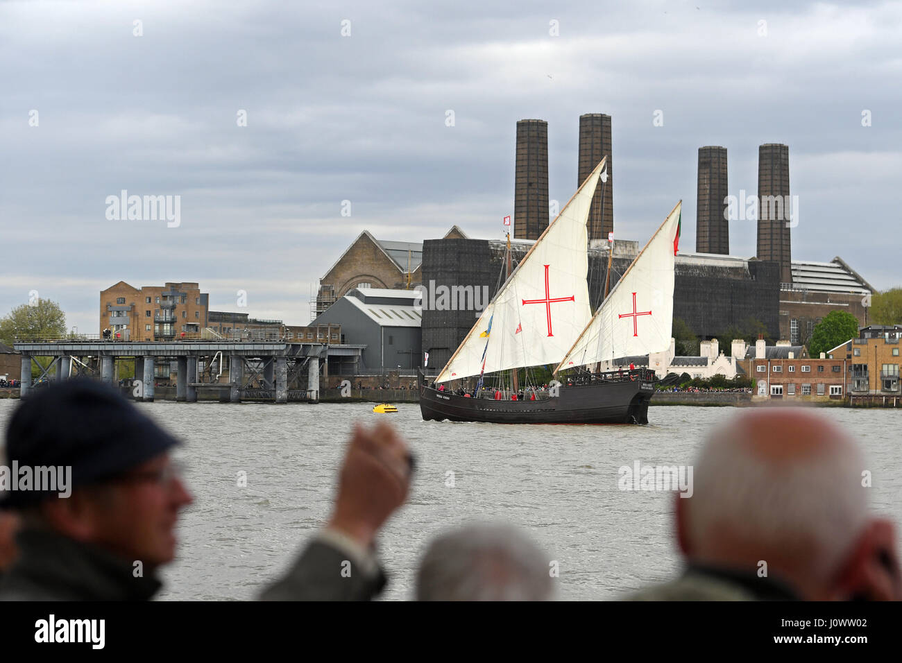 Die Flotte der Großsegler teilnehmen, eine Parade von Segeln auf der Themse, das Ende des Royal Greenwich groß Schiffe Festivals in Greenwich zu markieren. Stockfoto