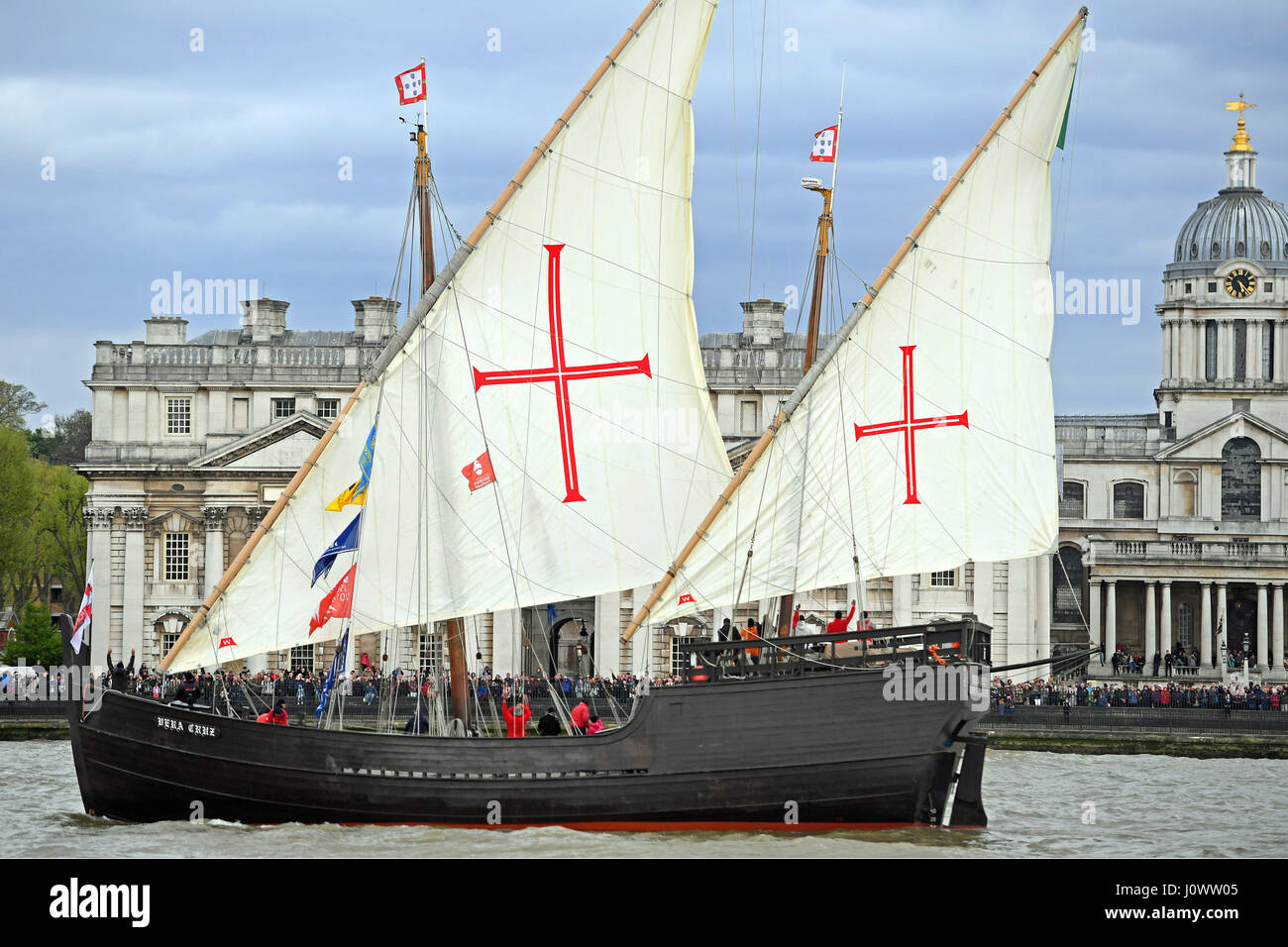 Die Flotte der Großsegler übergibt die Old Royal Naval College in Greenwich während einer Parade von Segeln auf der Themse um das Ende des Royal Greenwich groß Schiffe Festivals als Teil des Rendez-Vous 2017 Tall Ships Regatta zu kennzeichnen. Stockfoto
