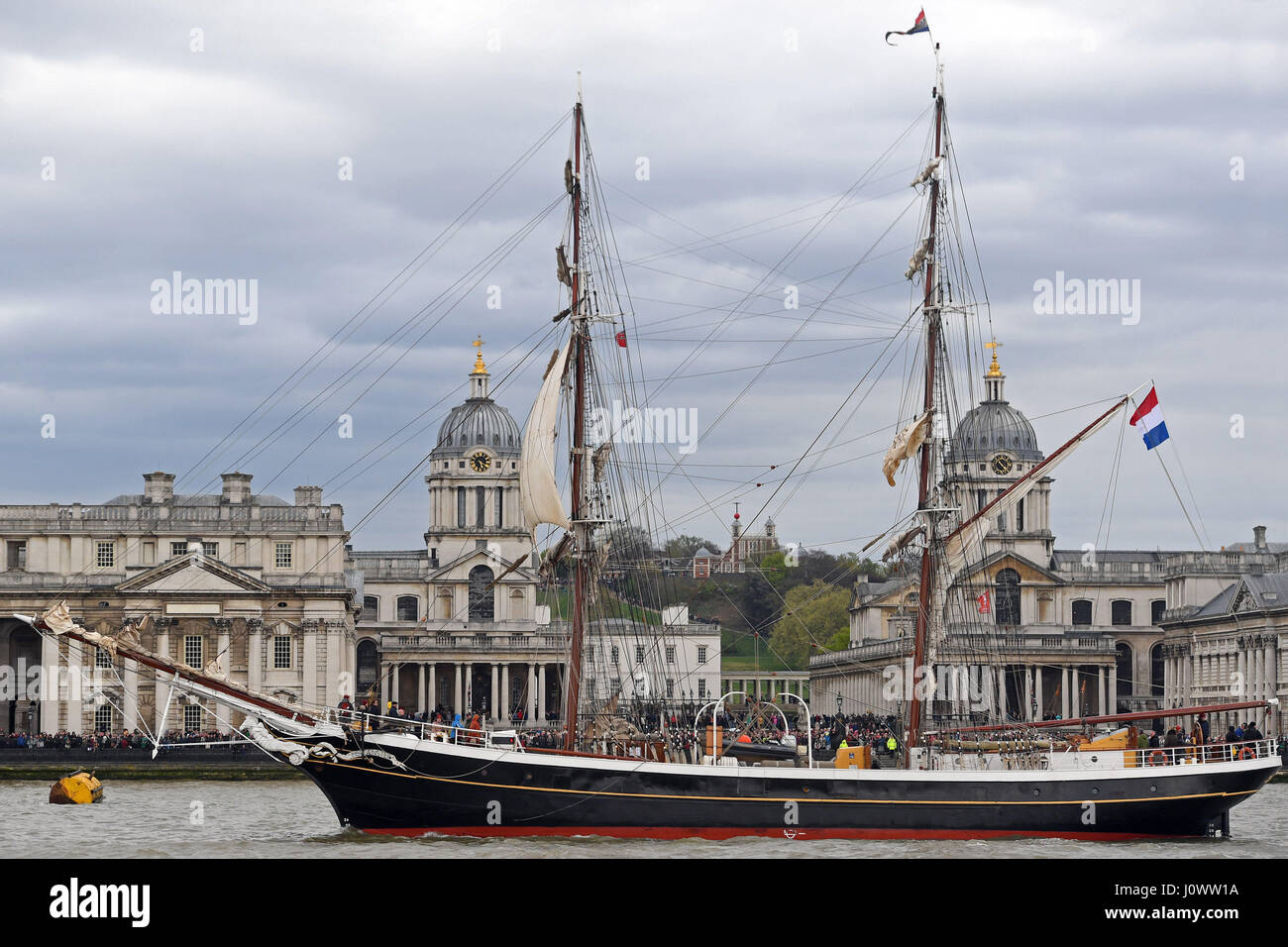 Die Flotte der Großsegler übergibt die Old Royal Naval College in Greenwich während einer Parade von Segeln auf der Themse um das Ende des Royal Greenwich groß Schiffe Festivals als Teil des Rendez-Vous 2017 Tall Ships Regatta zu kennzeichnen. Stockfoto