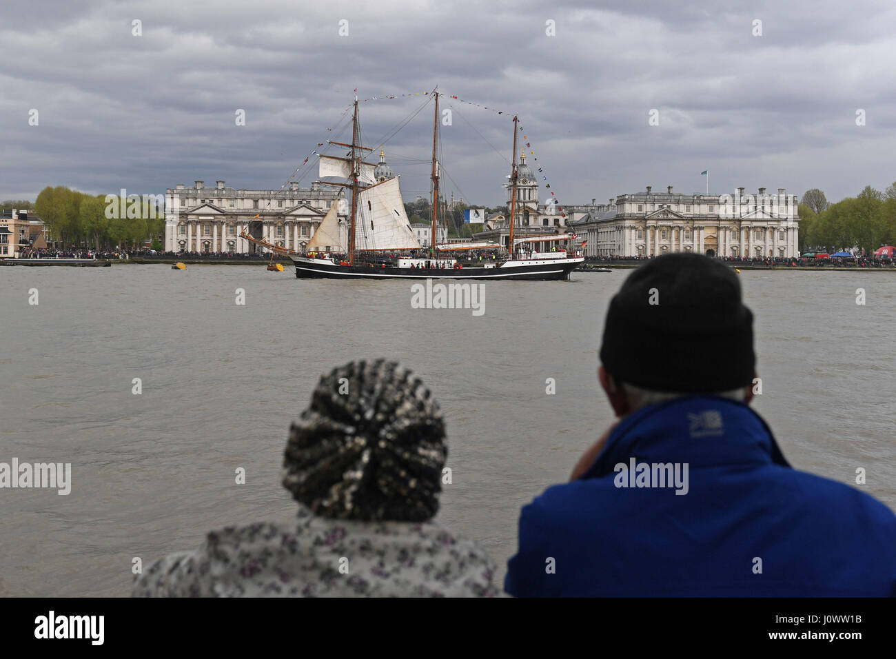 Die Flotte der Großsegler übergibt die Old Royal Naval College in Greenwich während einer Parade von Segeln auf der Themse um das Ende des Royal Greenwich groß Schiffe Festivals als Teil des Rendez-Vous 2017 Tall Ships Regatta zu kennzeichnen. Stockfoto