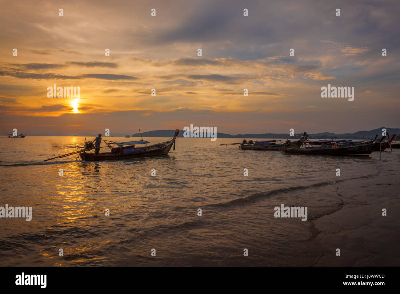 Lange Tail-Boote bei Sonnenuntergang am Strand von Ao Nang, Krabi Provinz, Thailand, Südostasien Stockfoto