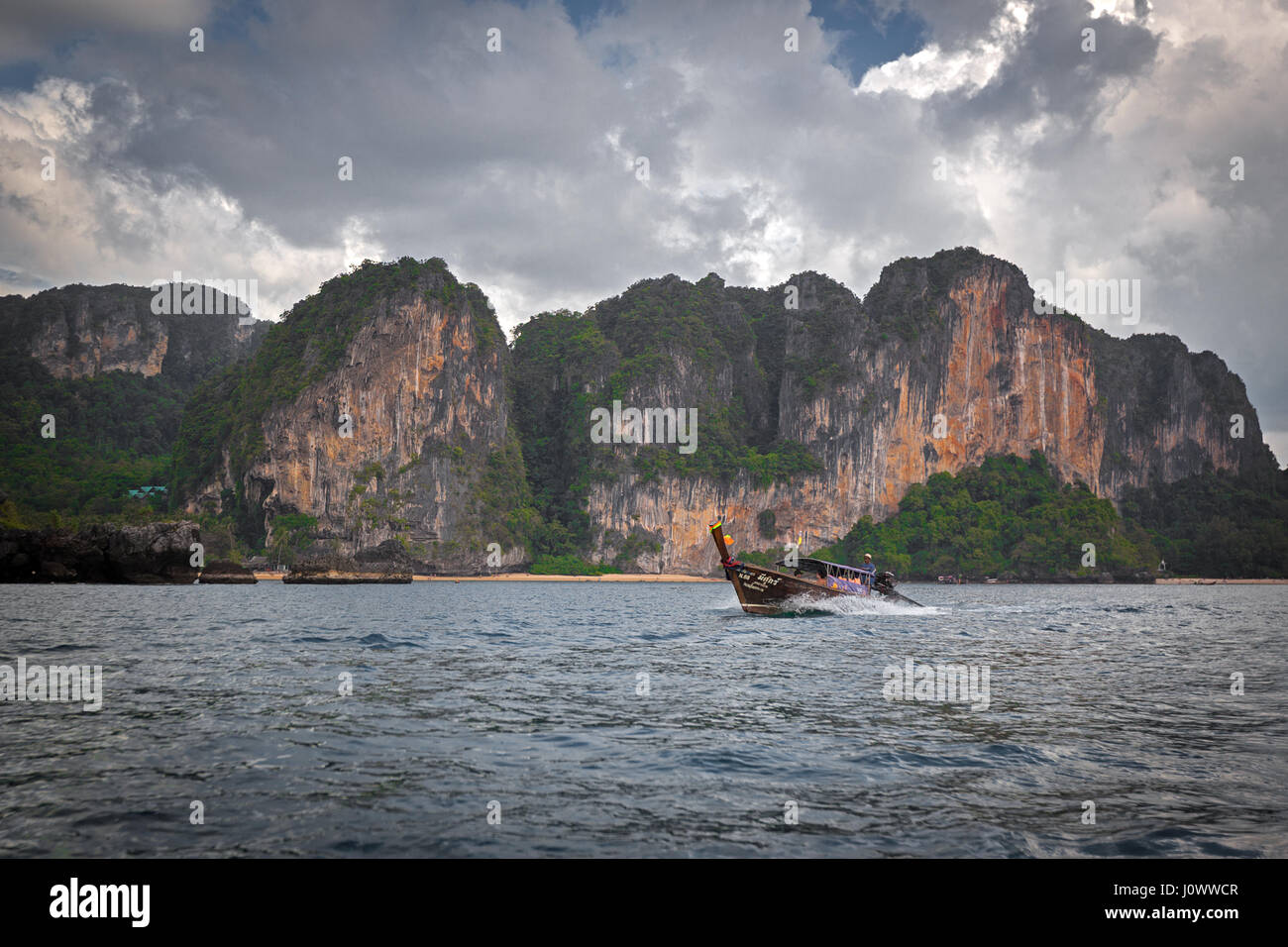 Ein Longtail-Boot geht zurück nach Ao Nang von Railay Beach, Provinz Krabi, Thailand, Südostasien Stockfoto
