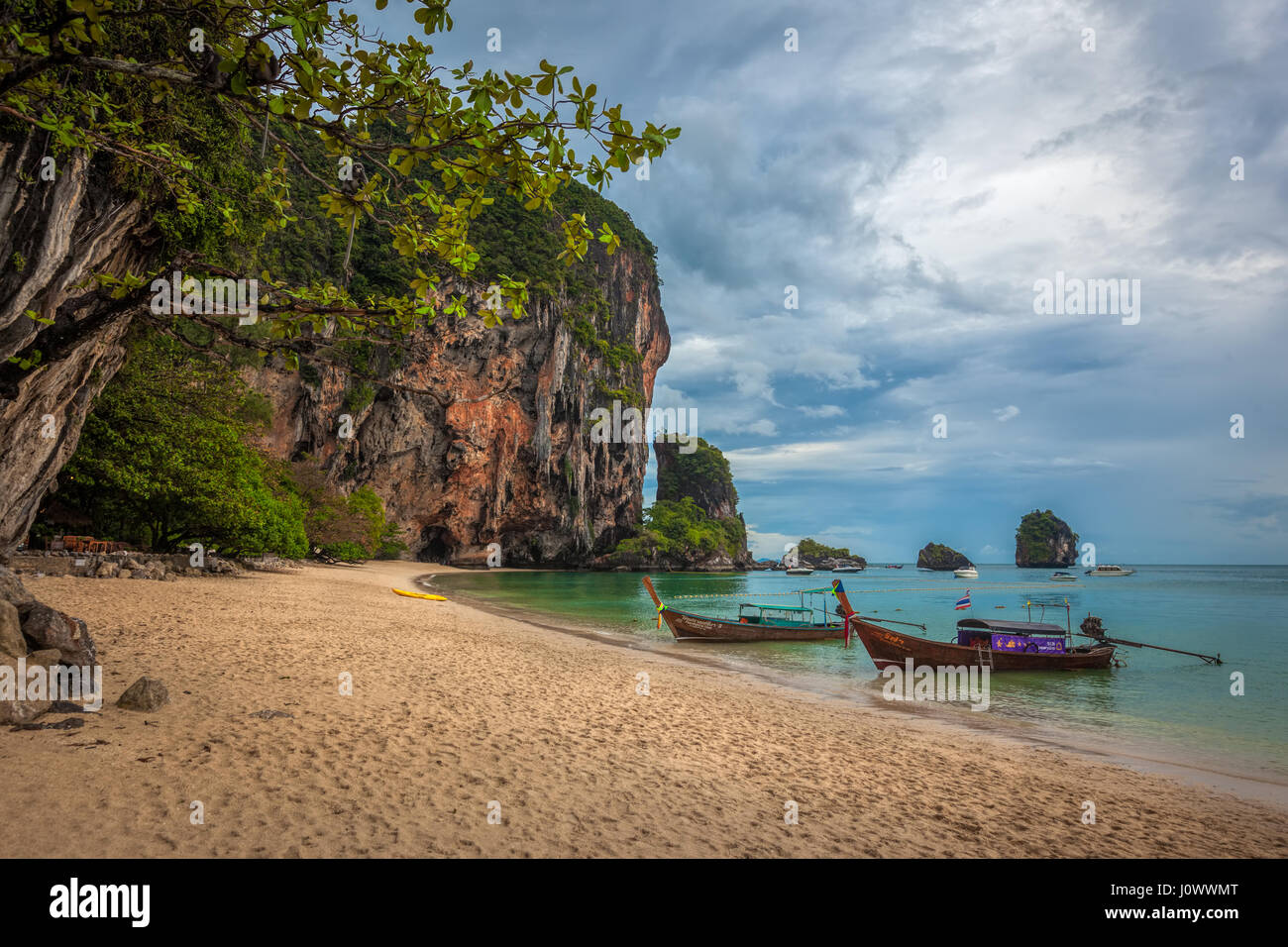 Phra Nang Beach, Railay, Provinz Krabi, Thailand: Longtail Boote und Prinzessin Höhle Stockfoto