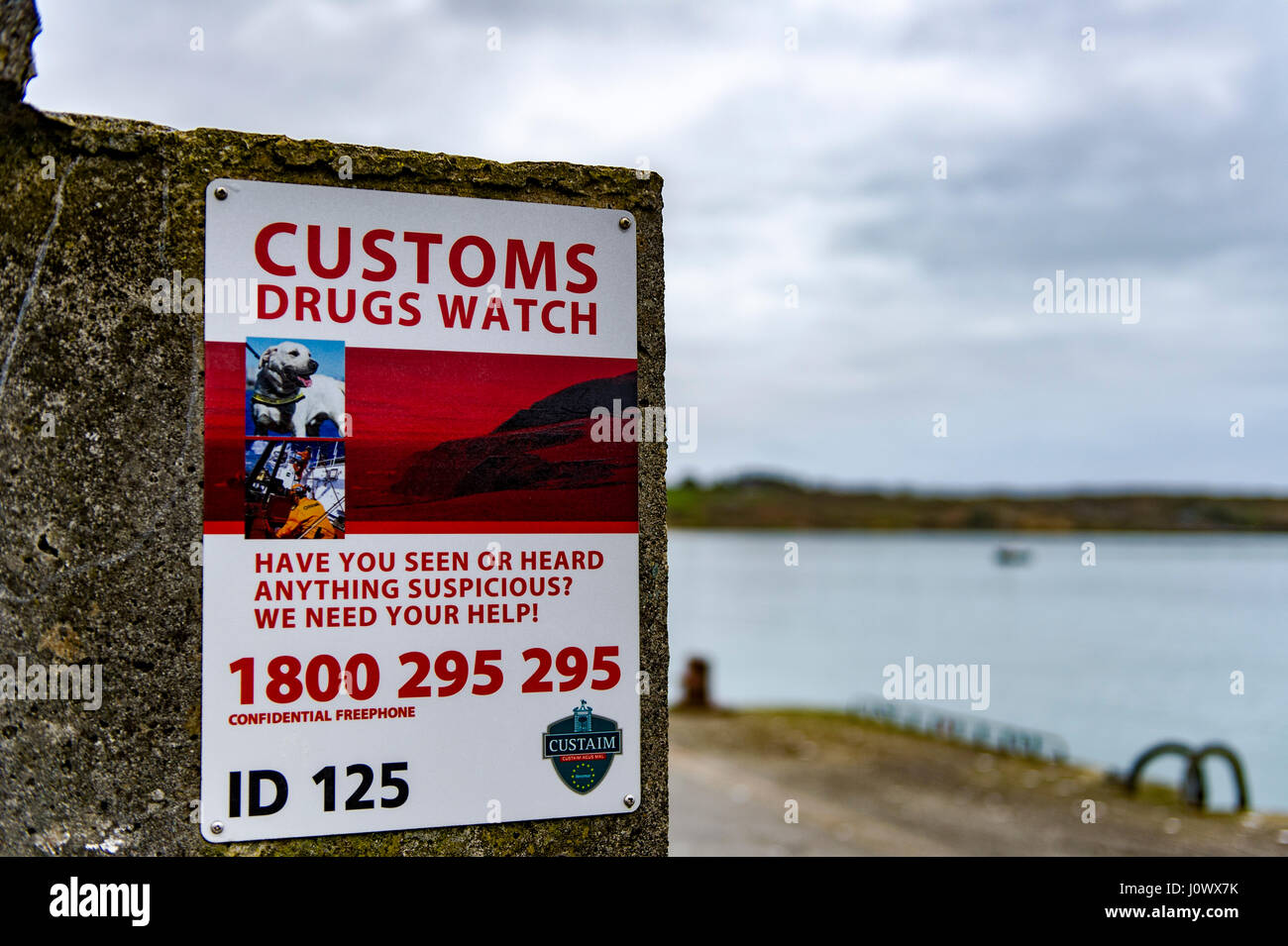 Zoll-Drogen-Uhr an der Wand auf dem Kai in Schull Harbour, West Cork, Irland mit textfreiraum Sign. Stockfoto