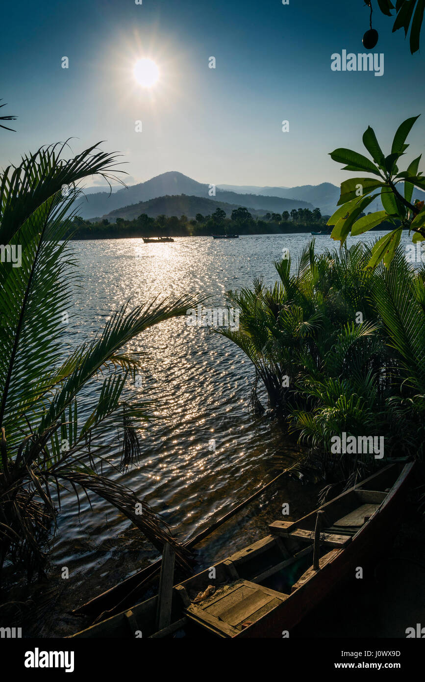 tropischen exotischen am Flussufer Blick auf den Sonnenuntergang in Kampot Kambodscha Asien mit Fischerboot Stockfoto