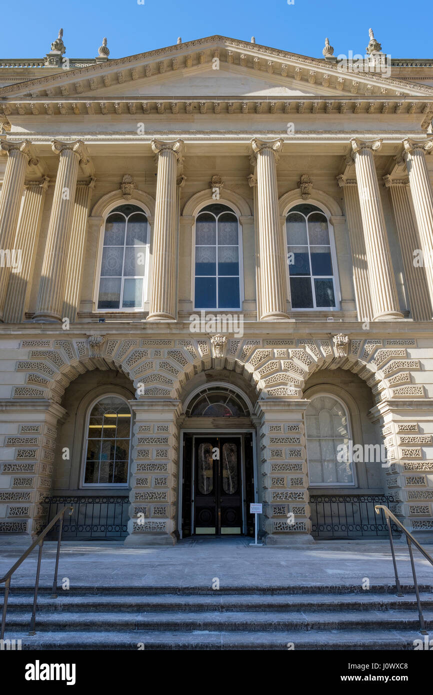 Osgoode Hall Fassade, Haupteingang, Ansicht von unten, großem Betrachtungswinkel, Toronto, Ontario, Kanada. Stockfoto