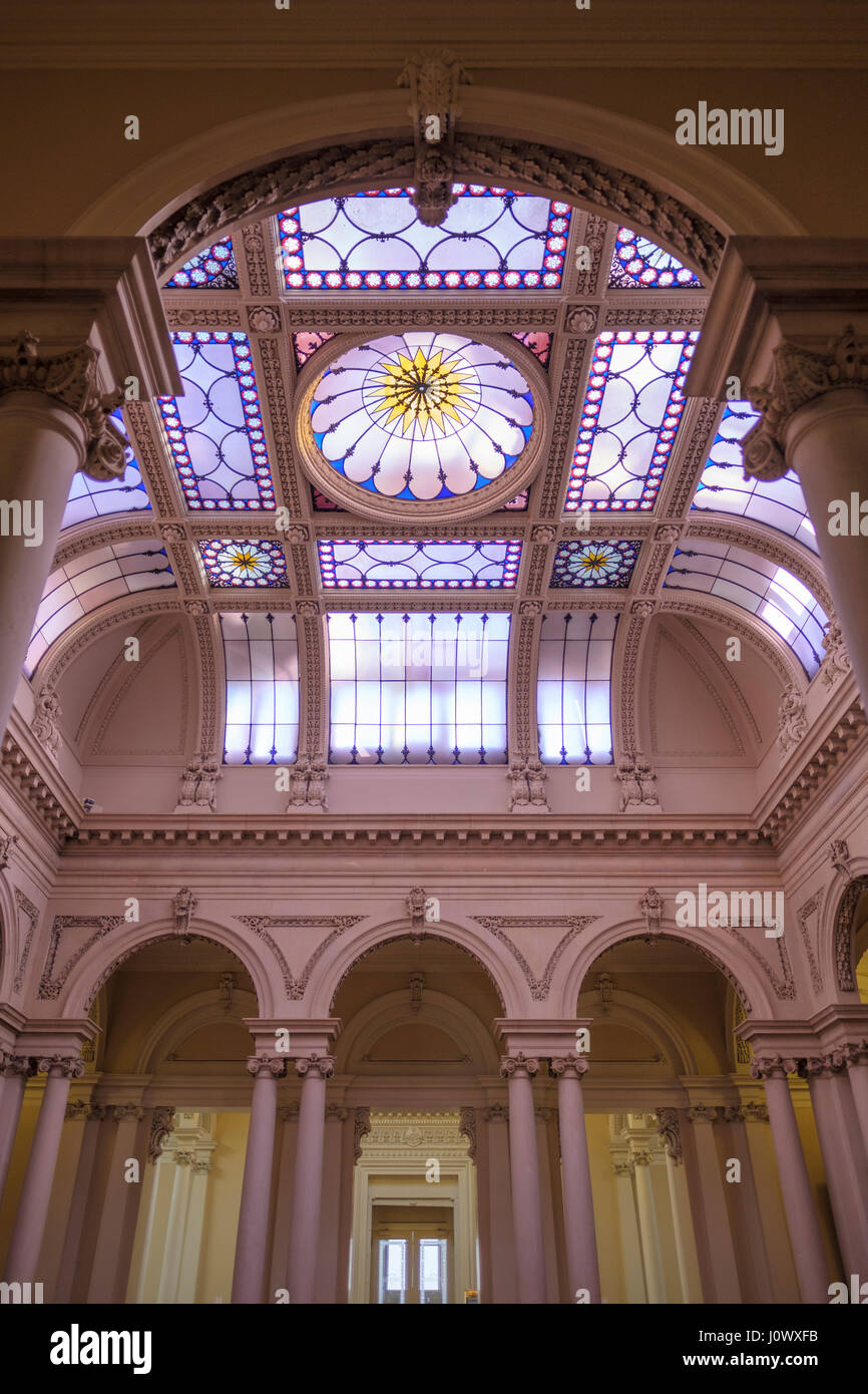 Osgoode Hall Gebäude Oberlicht aus Buntglas direkt über dem Atrium, Rotunde, Blick von unten, Toronto, Ontario, Kanada. Stockfoto