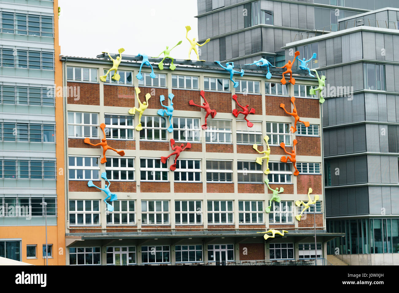 Dusseldorf Deutschland 14 April 2017 Bunte Figuren Auf Roggendorfer Haus Bauen Moderne Burogebaude Im Medienhafen Stockfotografie Alamy