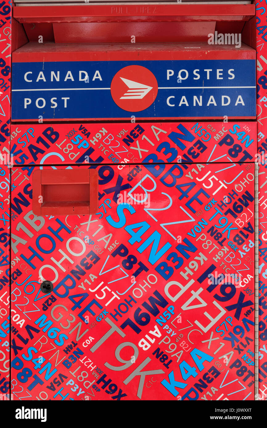 Kanadische Postfach, modernes Design, Canada Post freistehende Briefkasten dekoriert mit bunten Postleitzahlen. Stockfoto